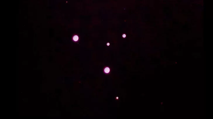  Luces rojas similares a las observó el testigo.