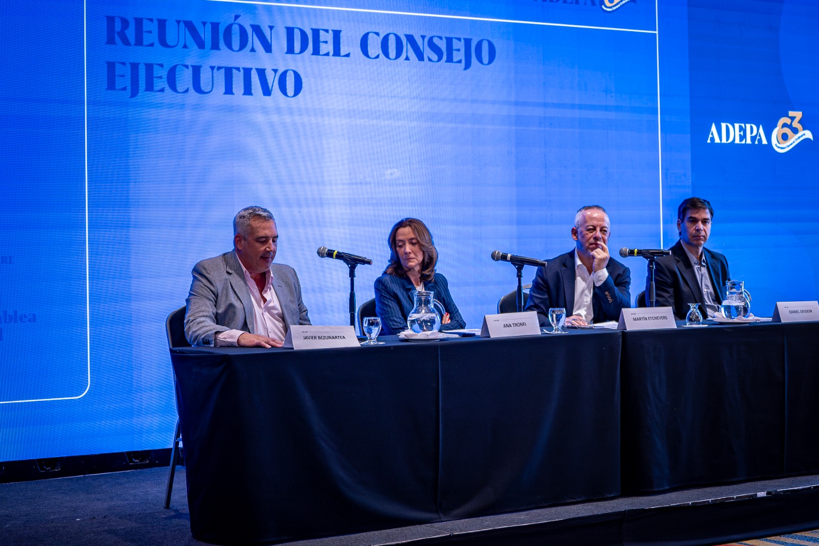 Javier Bezunartea (Director Canal 12); Ana Tronfi (ADN Sur y secretaria general de Adepa); Martín Etchveres (Clarín y presidente de Adepa); Daniel Dessein (La Gaceta y Director de la Comisión de Libertad de Prensa). FOTO: FEDERICO KROWICKI / CANAL 12.