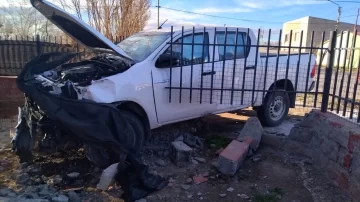 Una camioneta ingresó violentamente al patio de una casa tras chocar con un auto en Las Heras Una camioneta ingresó violentamente al patio de una casa tras chocar con un auto en Las Heras
