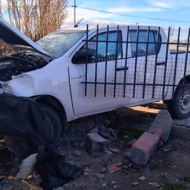 Una camioneta ingresó violentamente al patio de una casa tras chocar con un auto en Las Heras Una camioneta ingresó violentamente al patio de una casa tras chocar con un auto en Las Heras