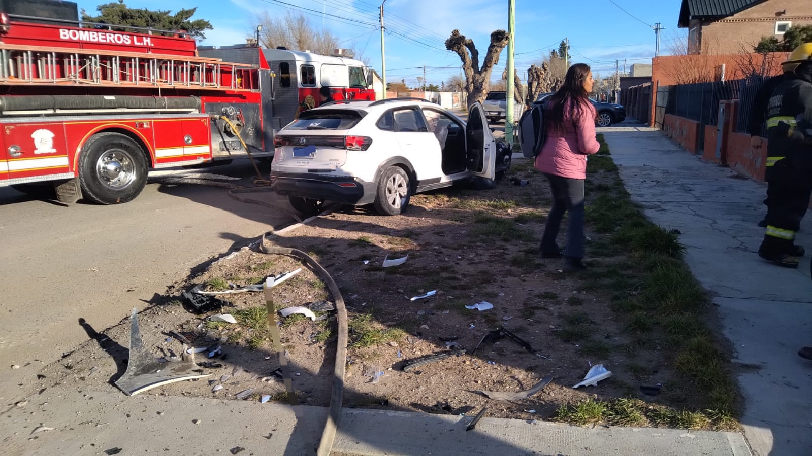  El rodado de menor tamaño que colisionó con el árbol. (FOTO: POLICÍA DE SANTA CRUZ).
