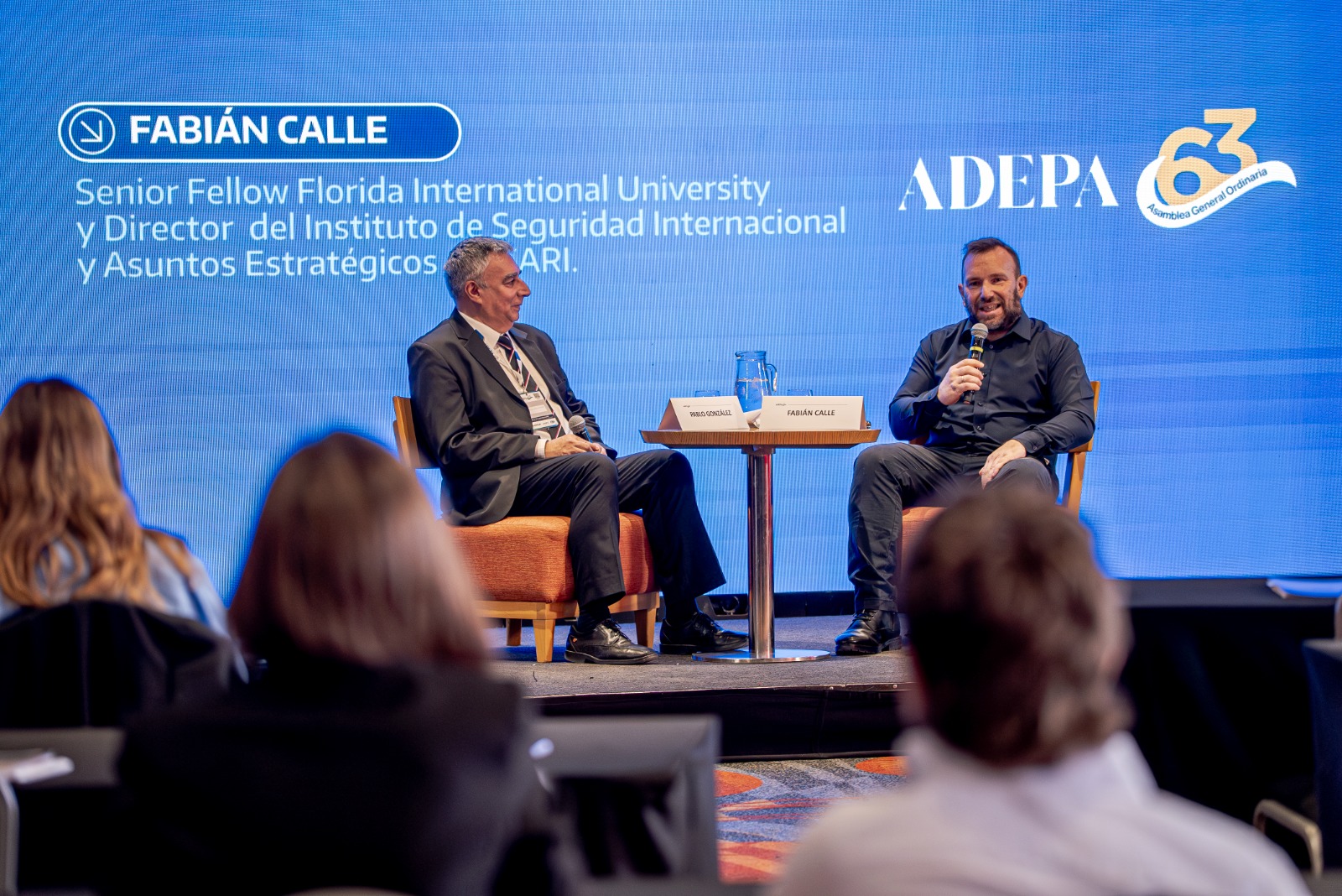  Fabián Calle, junto a Pablo González, conductor de Canal 12 de Puerto Madryn, analizó a la Argentina frente a la nueva bipolaridad Estados Unidos - China. También hizo referencia a Milei y las elecciones en Buenos Aires. FOTO: FEDERICO KROWICKI / CANAL 12