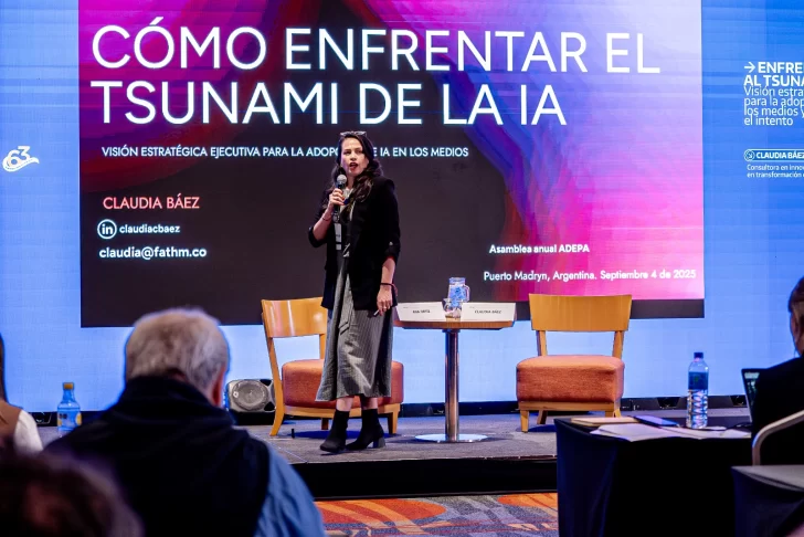 Claudia Báez (Colombia), consultora en innovación digital, habló sobre cómo enfrentar al tsunami de la inteligencia artificial. FOTO: FEDERICO KROWICKI / CANAL 12.