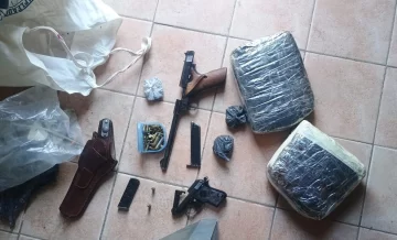 Secuestraron armas, drogas y celulares en allanamientos por amenazas calificadas en Las Heras Secuestraron armas, drogas y celulares en allanamientos por amenazas calificadas en Las Heras