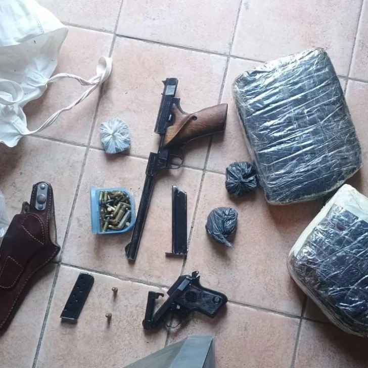 Secuestraron armas, drogas y celulares en allanamientos por amenazas calificadas en Las Heras Secuestraron armas, drogas y celulares en allanamientos por amenazas calificadas en Las Heras