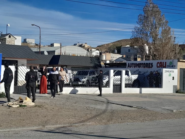  Vecinos y autoridades en inmediaciones del lugar. FOTO: TAMARA MORENO/LA OPINÓN AUSTRAL