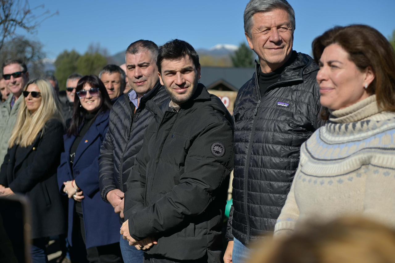  En el marco de los festejos, Torres estuvo acompañado por el vicegobernador Gustavo Menna; la diputada nacional Ana Clara Romero; el intendente local, César Salamin; el ministro de Seguridad y Justicia, Héctor Iturrioz; entre otros funcionarios.