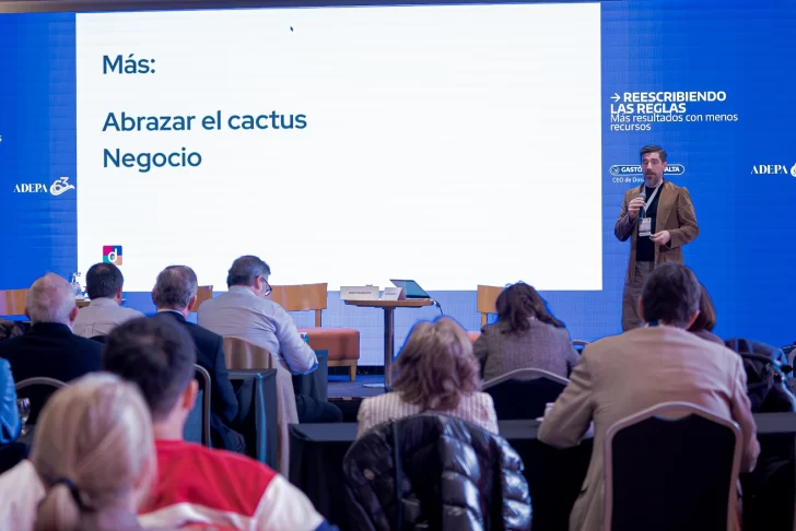  Gastón Serralta, CEO de Dosunos, expuso “Reescribiendo las reglas: más resultados con menos recursos”. FOTO: FEDERICO KROWICKI / CANAL 12