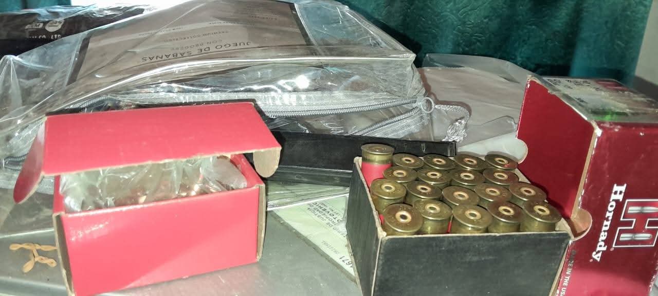  Algunas de las municiones halladas en el interior del domicilio. FOTO: POLICÍA SANTA CRUZ