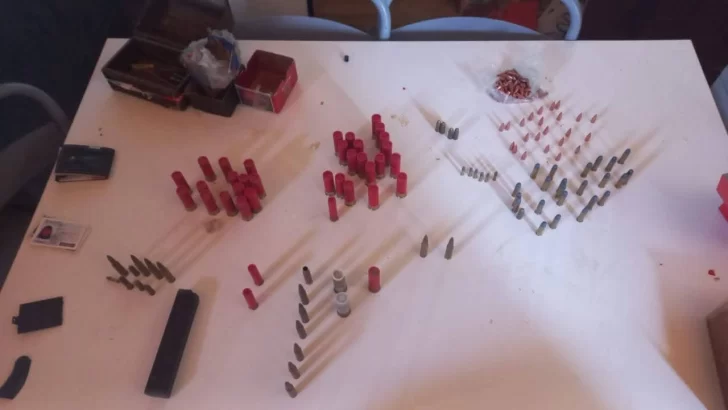  Todas las balas sobre una mesa. FOTO: POLICÍA SANTA CRUZ