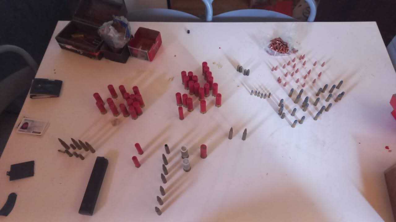  Todas las balas sobre una mesa. FOTO: POLICÍA SANTA CRUZ