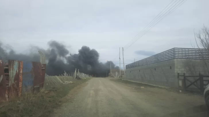  Una columna de humo negro se apoderó del barrio Los Arrabales. FOTO: JUAN SUÁREZ/LA OPINIÓN AUSTRAL