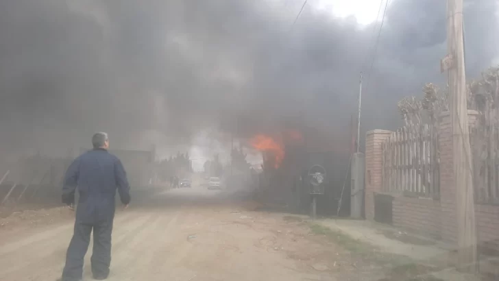 Las llamas se apoderaron de una vivienda de Río Gallegos y una mujer perdió todo