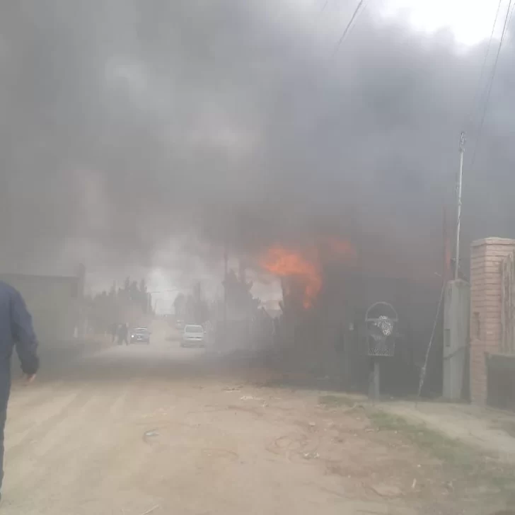 Las llamas se apoderaron de una vivienda de Río Gallegos y una mujer perdió todo