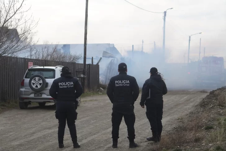  Agentes viendo la columna de humo. FOTO: LEANDRO FRANCO/LA OPINIÓN AUSTRAL