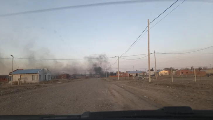  En la jornada del lunes, además, 25 integrantes de la Policía de Santa Cruz se habían sumado al reclamo de los padres, quemando cubiertas. FOTO: LA OPINIÓN AUSTRAL