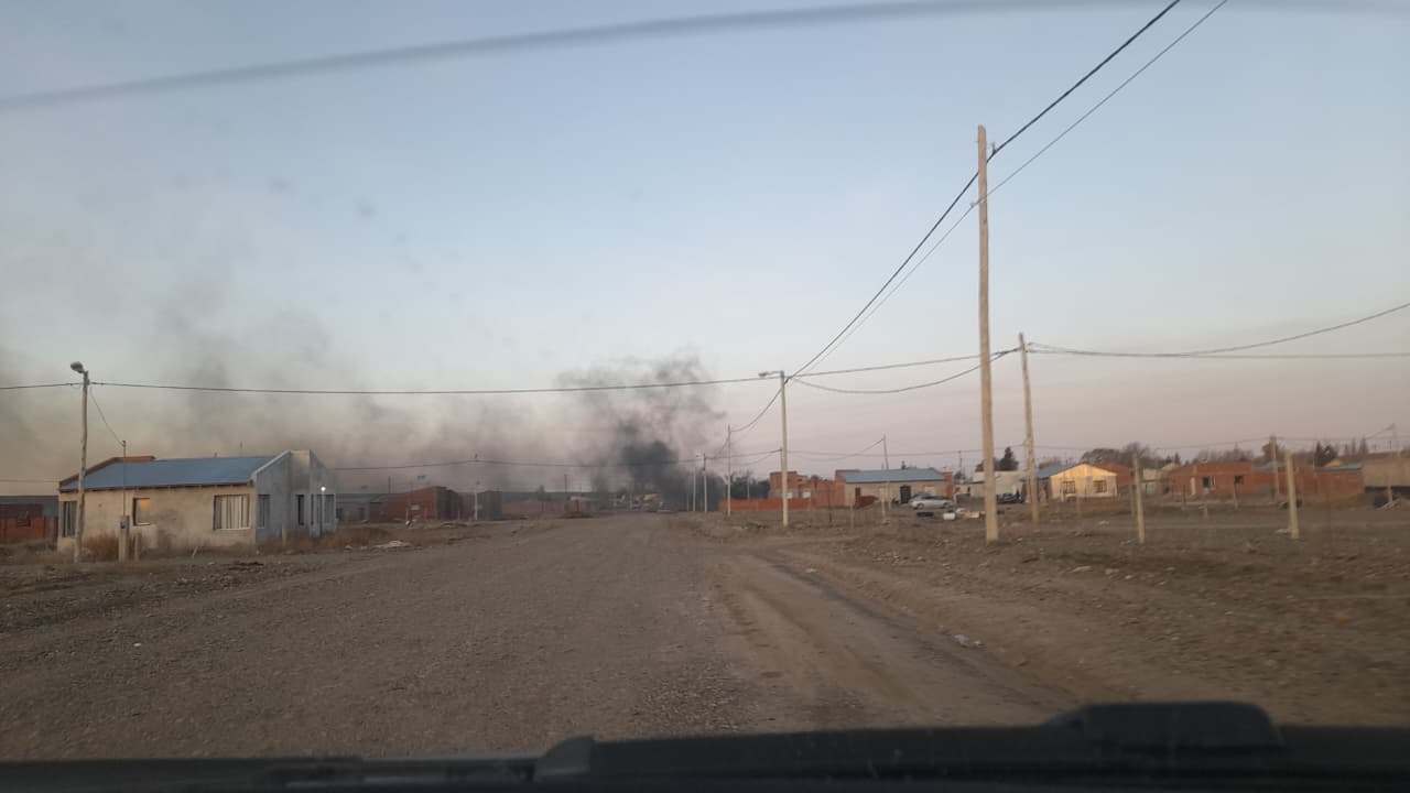  En la jornada del lunes, además, 25 integrantes de la Policía de Santa Cruz se habían sumado al reclamo de los padres, quemando cubiertas. FOTO: LA OPINIÓN AUSTRAL