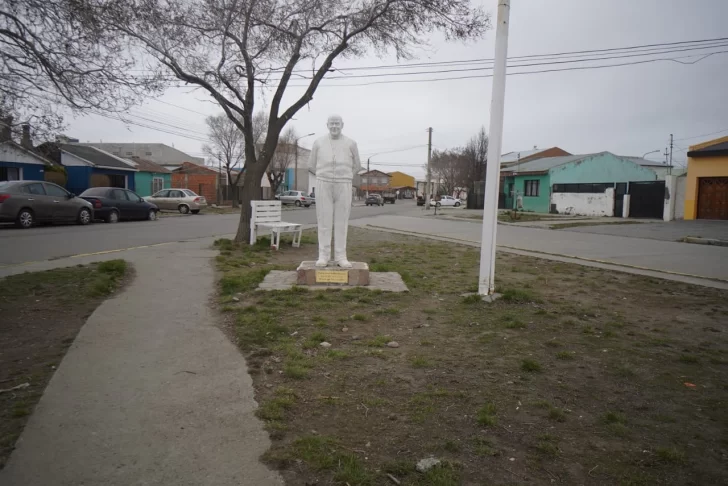  La obra ubicada en la esquina de Defensa y Pasteur volvió a recuperar su imagen original luego de haber sido vandalizada con símbolos nazis. Foto: Leandro Franco/La Opinión Austral.