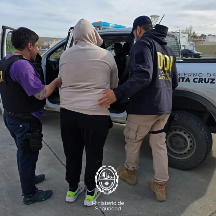 Hallaron al hombre que robaba cables y había abandonado su camioneta en el barro Hallaron al hombre que robaba cables y había abandonado su camioneta en el barro