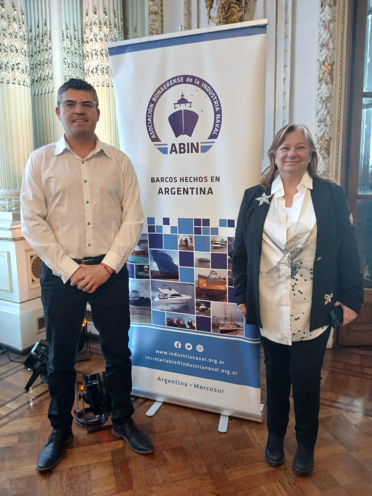  Walter Uribe, coordinador general de Puertos de Santa Cruz, junto a Sandra Cipolla, presidenta de Servicios Portuarios Integrados (SPI) Astilleros, en el Día de la Industria Naval Argentina, en Buenos Aires.