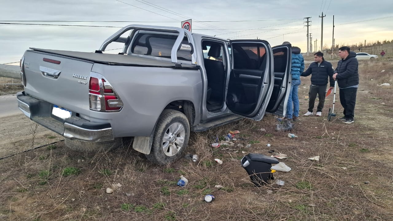  Una camioneta derribó un poste de hormigón este domingo. FOTO: DALMA VIDAL / LA OPINIÓN AUSTRAL