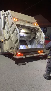 Un camión recolector de basura generó pánico por humo, pero no había incendio