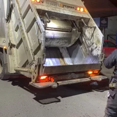 Un camión recolector de basura generó pánico por humo, pero no había incendio