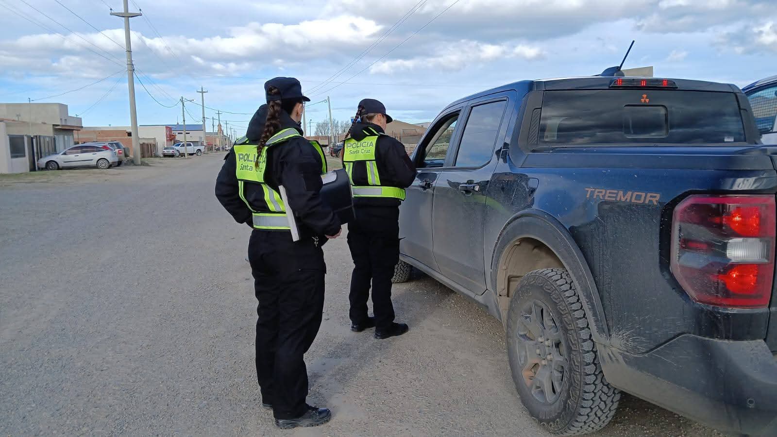  Agentes pidiendo la documentación a un automovilista. FOTO: POLICÍA SANTA CRUZ