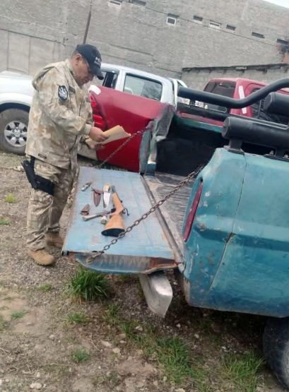  Un agente junto al arma y varios cuchillos. FOTO: PERIÓDICO LAS HERAS