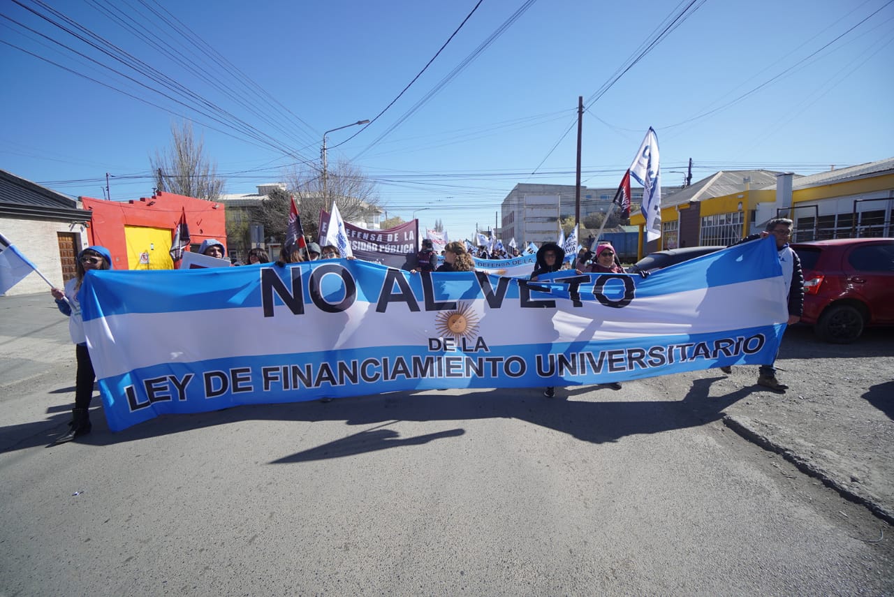  Estudiantes y docentes reclaman más financiamiento. (FOTO: LEANDRO FRANCO/ LA OPINIÓN AUSTRAL).
