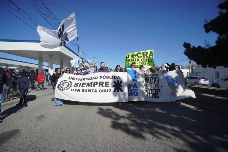  Una de las últimas marchas federales de los universitarios en Río Gallegos. (Foto: La Opinión Austral).