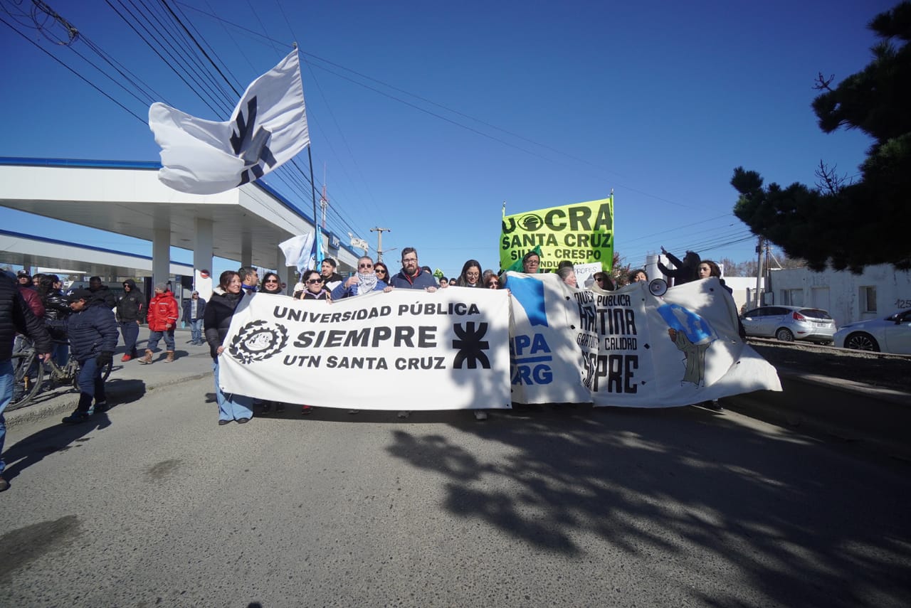  Una de las últimas marchas federales de los universitarios en Río Gallegos. (Foto: La Opinión Austral).