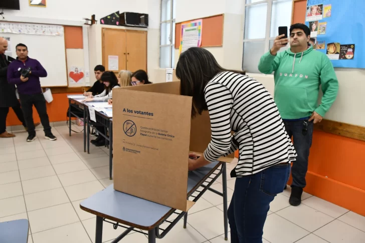  El simulacro de elecciones que se hizo hace unos días con Boleta Única de Papel. FOTO: JUAN PALACIOS / LA OPINIÓN AUSTRAL