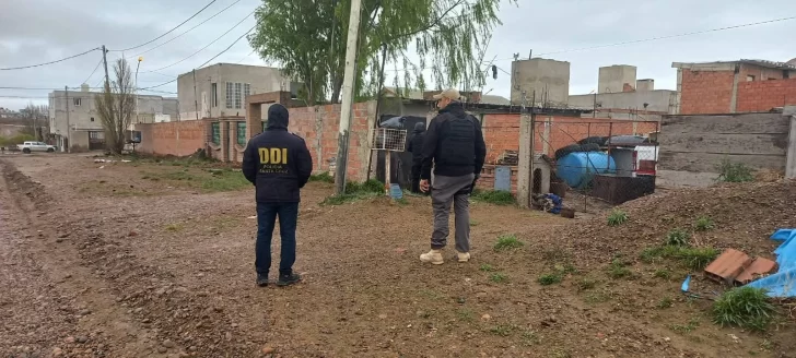  Agentes afuera de uno de los domicilios allanados. FOTO: POLICÍA SANTA CRUZ