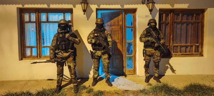 Desbarataron a una banda que vendía drogas en Piedra Buena: catorce detenidos