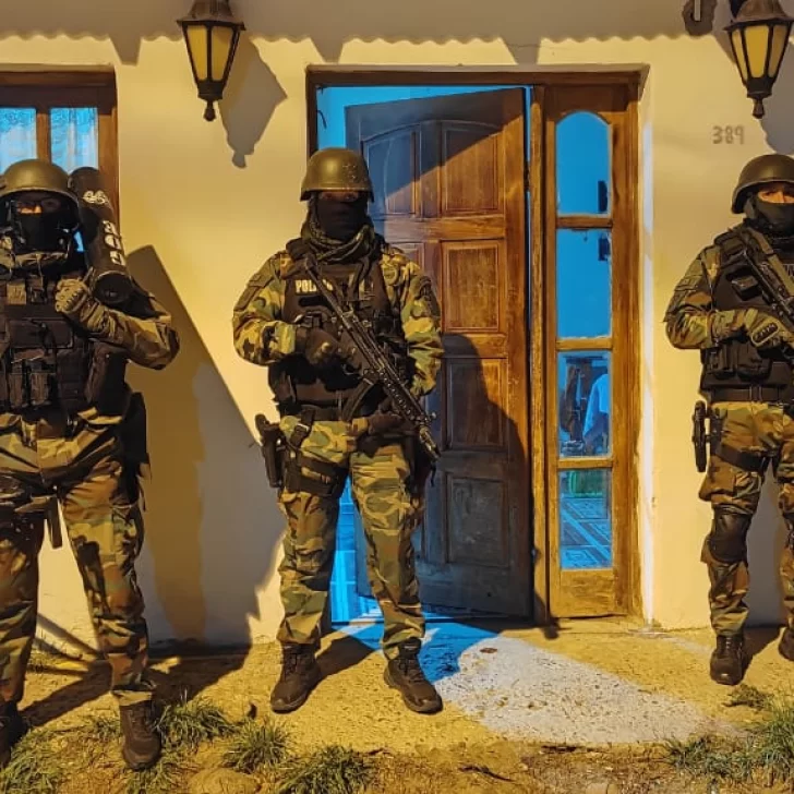 Desbarataron a una banda que vendía drogas en Piedra Buena: catorce detenidos Desbarataron a una banda que vendía drogas en Piedra Buena: catorce detenidos