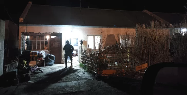  El Grupo de Operaciones Especiales estuvo encargado de los ingresos tácticos y consigna. FOTO: POLICÍA SANTA CRUZ