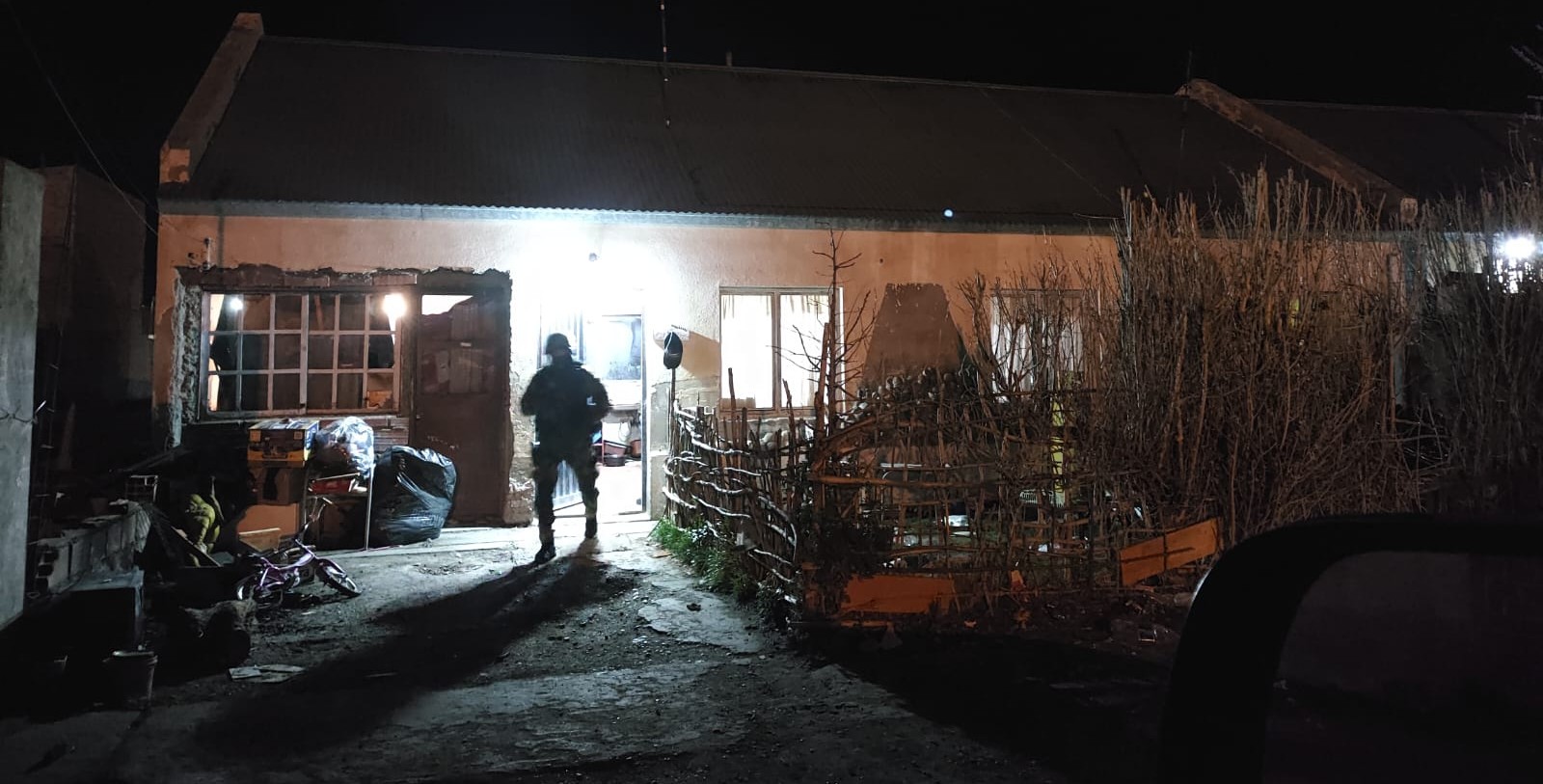  El Grupo de Operaciones Especiales estuvo encargado de los ingresos tácticos y consigna. FOTO: POLICÍA SANTA CRUZ