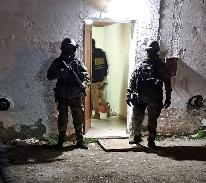  Un efectivo de la DDI ingresando a una de las moradas. FOTO: POLICÍA SANTA CRUZ