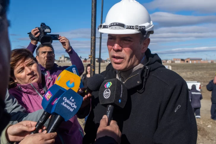  Daniel Álvarez, jefe de Gabinete de Santa Cruz, en conferencia de prensa, con La Opinión Austral. FOTO: LEANDRO FRANCO/LOA