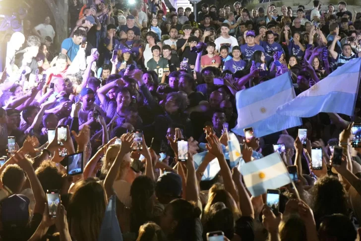  Milei arengó a militancia en Córdoba.