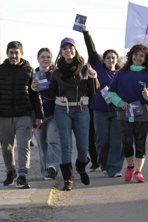  Frías presentó propuestas y difundió la Boleta Única Papel en la recorrida por la capital chubutense.