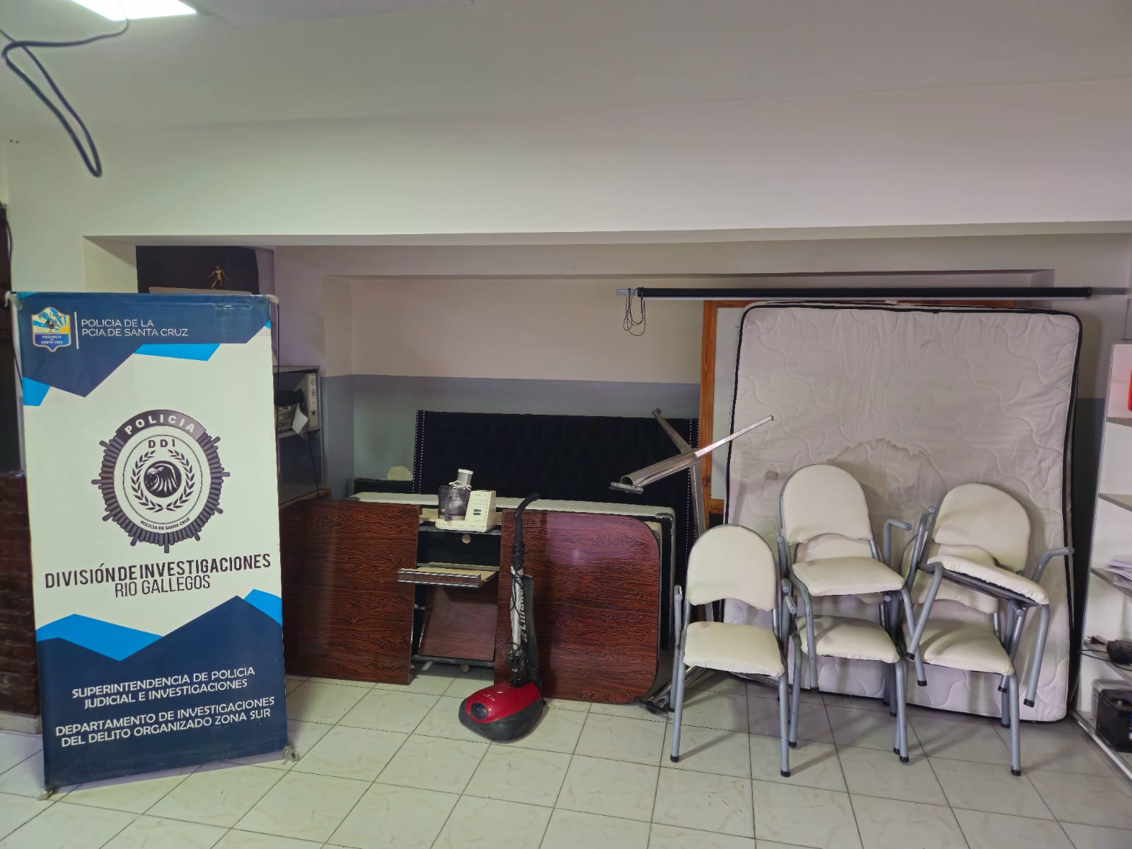  El mobiliario recuperado fue expuesto en la Comisaría Tercera. FOTO: POLICÍA SANTA CRUZ