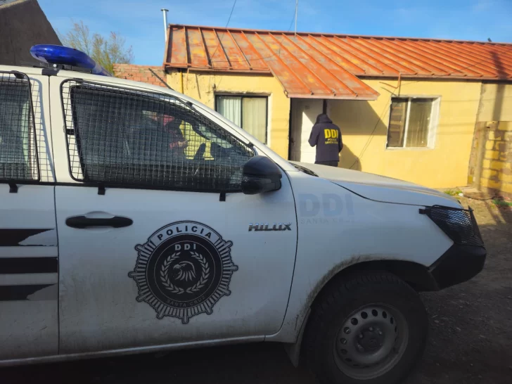  Un móvil de la fuerza de seguridad afuera de la casa allanada. FOTO: POLICÍA SANTA CRUZ