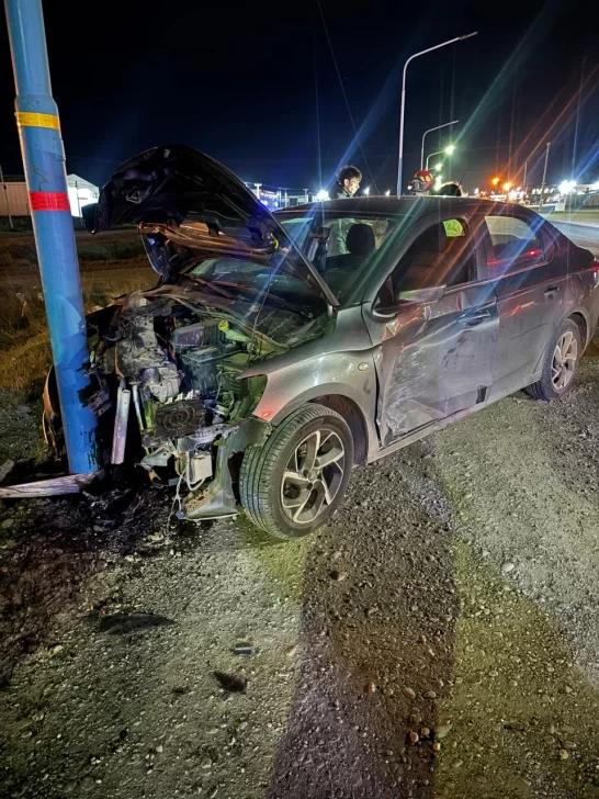 Un auto chocó contra un poste frente al Colegio de Biología Marina tras una maniobra peligrosa