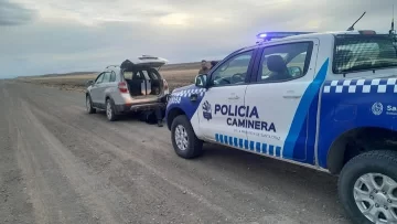 Efectivos policiales asistieron a una turista que había quedado varada en medio de la ruta Efectivos policiales asistieron a una turista que había quedado varada en medio de la ruta