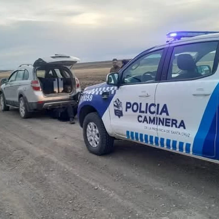 Efectivos policiales asistieron a una turista que había quedado varada en medio de la ruta Efectivos policiales asistieron a una turista que había quedado varada en medio de la ruta