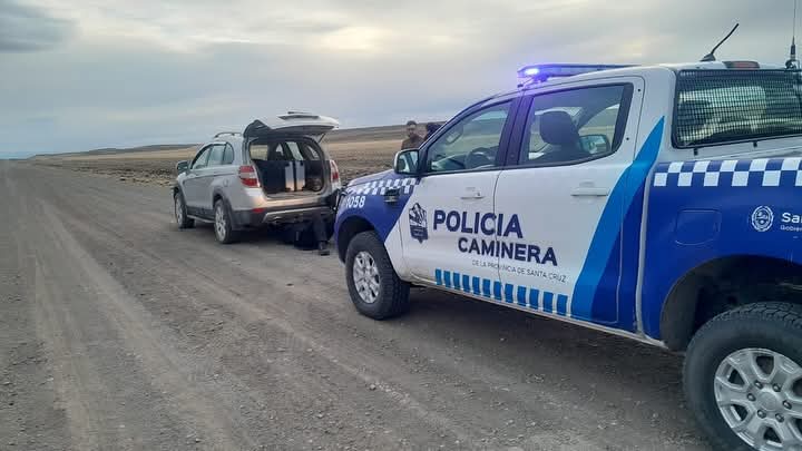 Efectivos policiales asistieron a una turista que había quedado varada en medio de la ruta