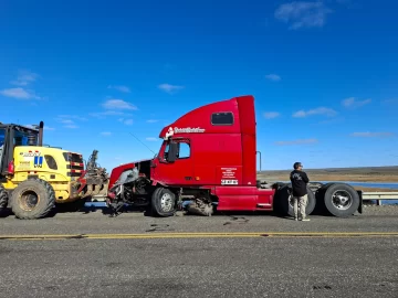 Un camión que transportaba cemento a Punta Arenas chocó contra un guardarraíl cerca de Río Coyle Un camión que transportaba cemento a Punta Arenas chocó contra un guardarraíl cerca de Río Coyle