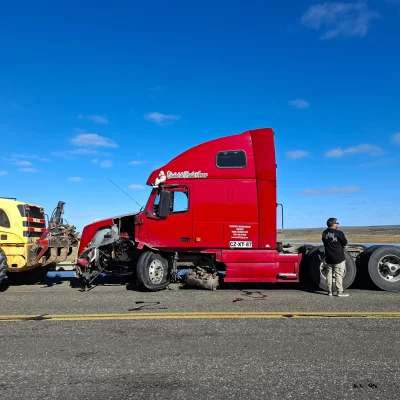 Un camión que transportaba cemento a Punta Arenas chocó contra un guardarraíl cerca de Río Coyle